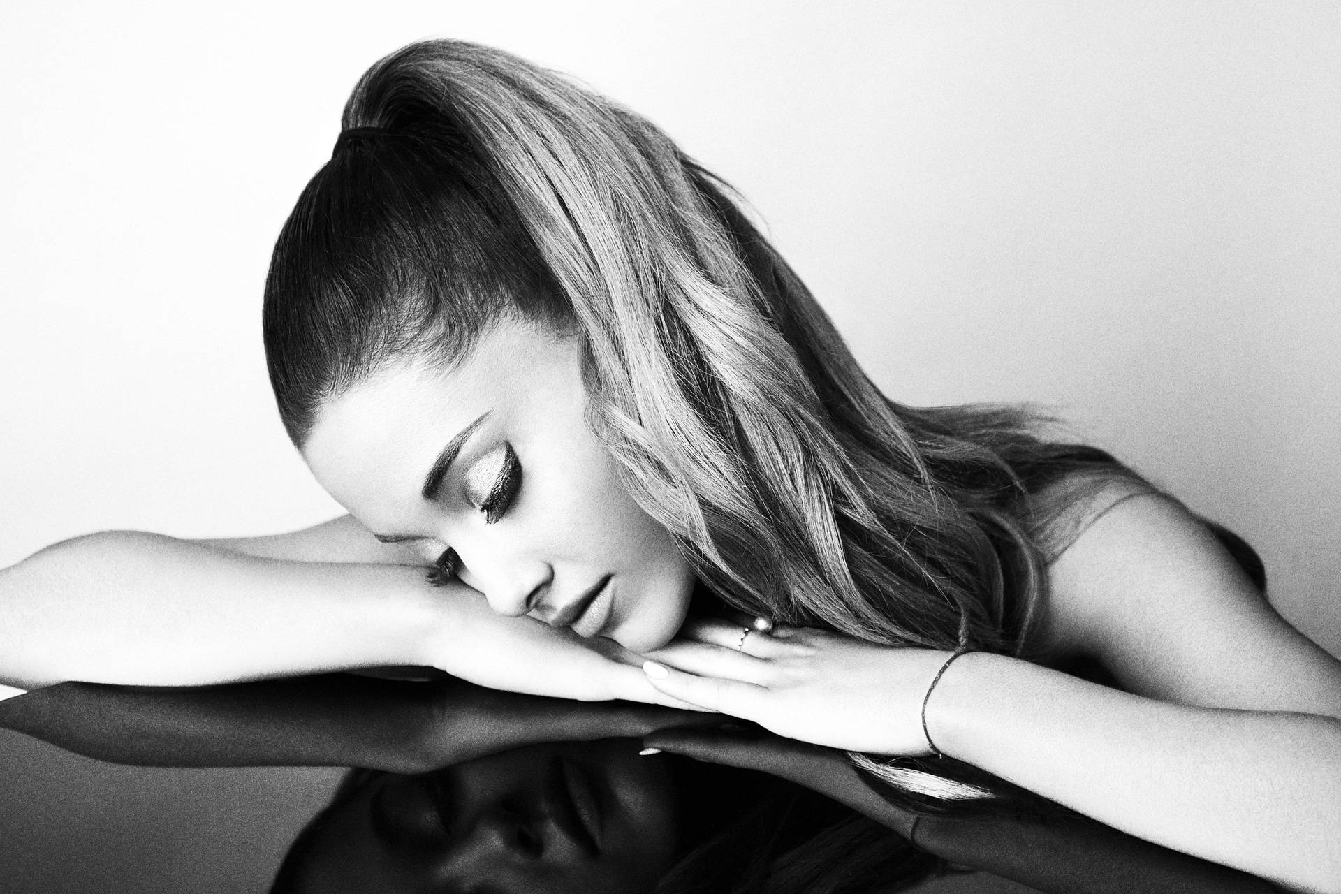 Ariana Grande in black and white Wallpaper