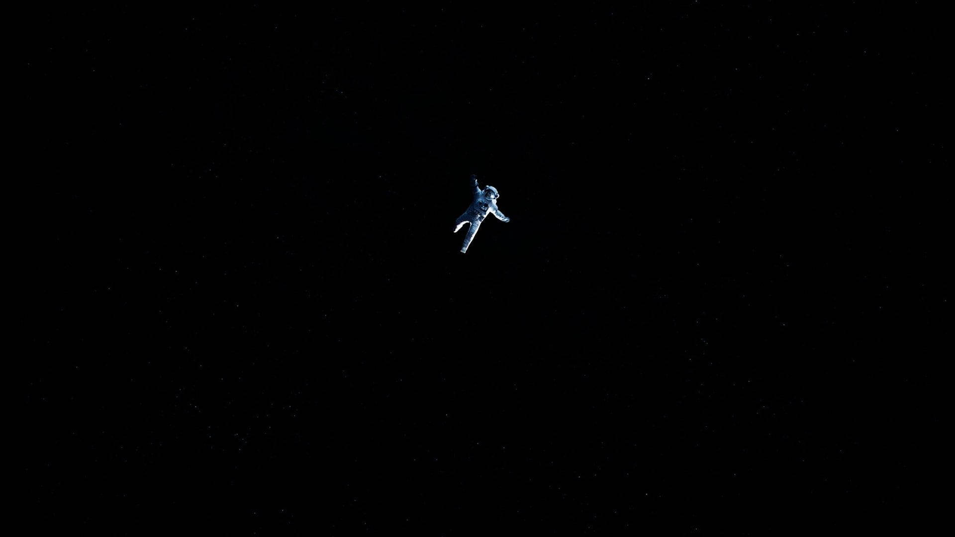 En sort og hvid astronaut, der svæver i rummet. Wallpaper
