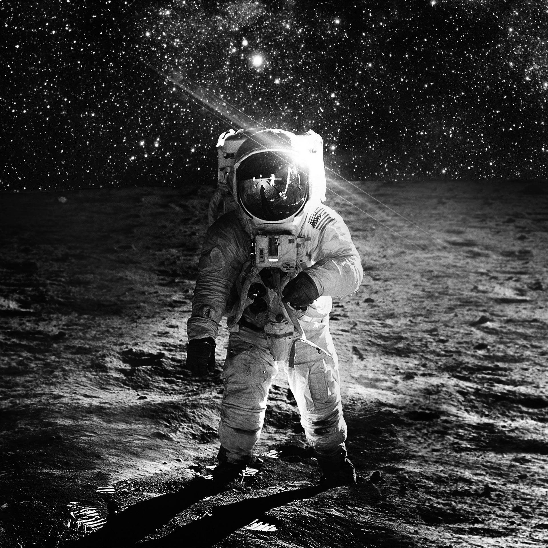 En sort og hvid astronaut, der kaster en måneskygge i nattehimlen Wallpaper