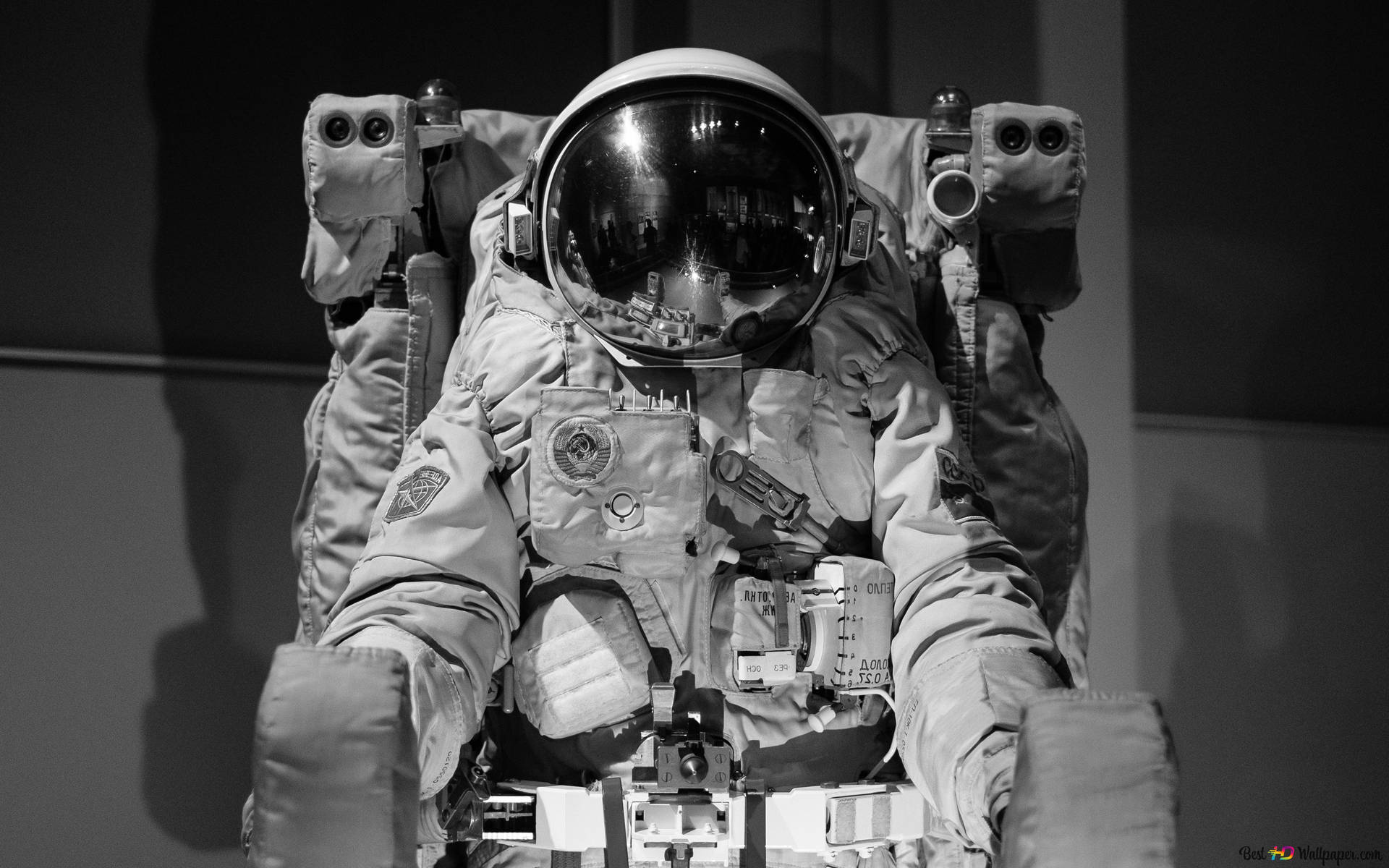 En sort og hvid astronaut ser på horisonten udover det uendelige rum. Wallpaper