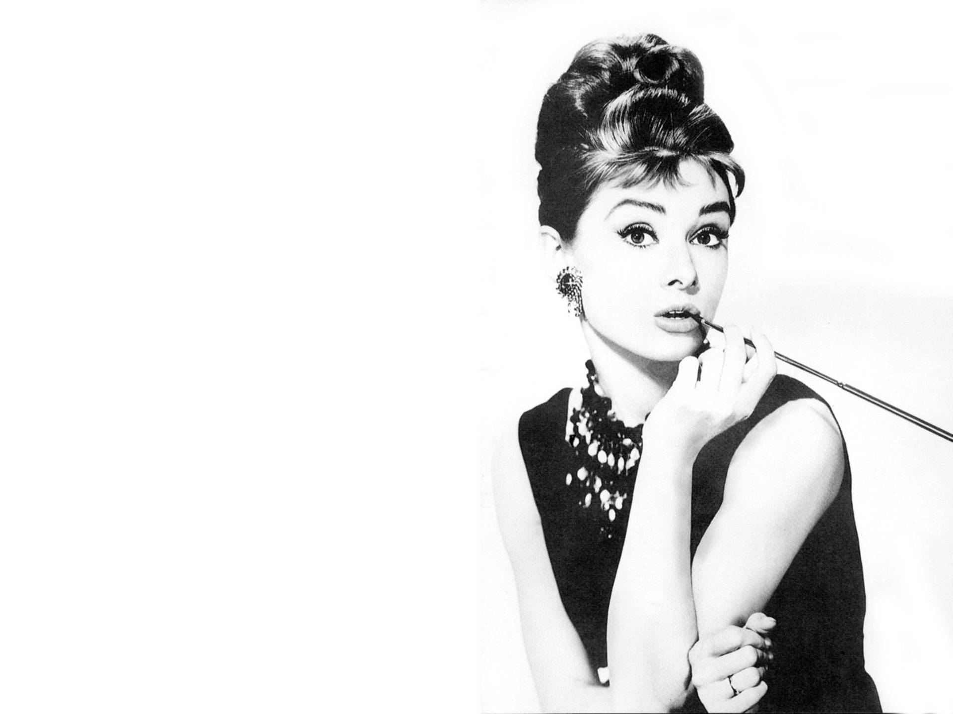 Black And White Audrey Hepburn Wallpaper