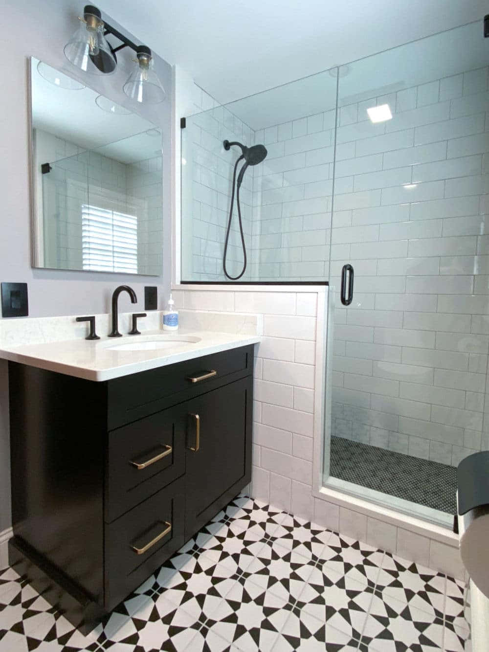 Relaxing black and white classic bathroom