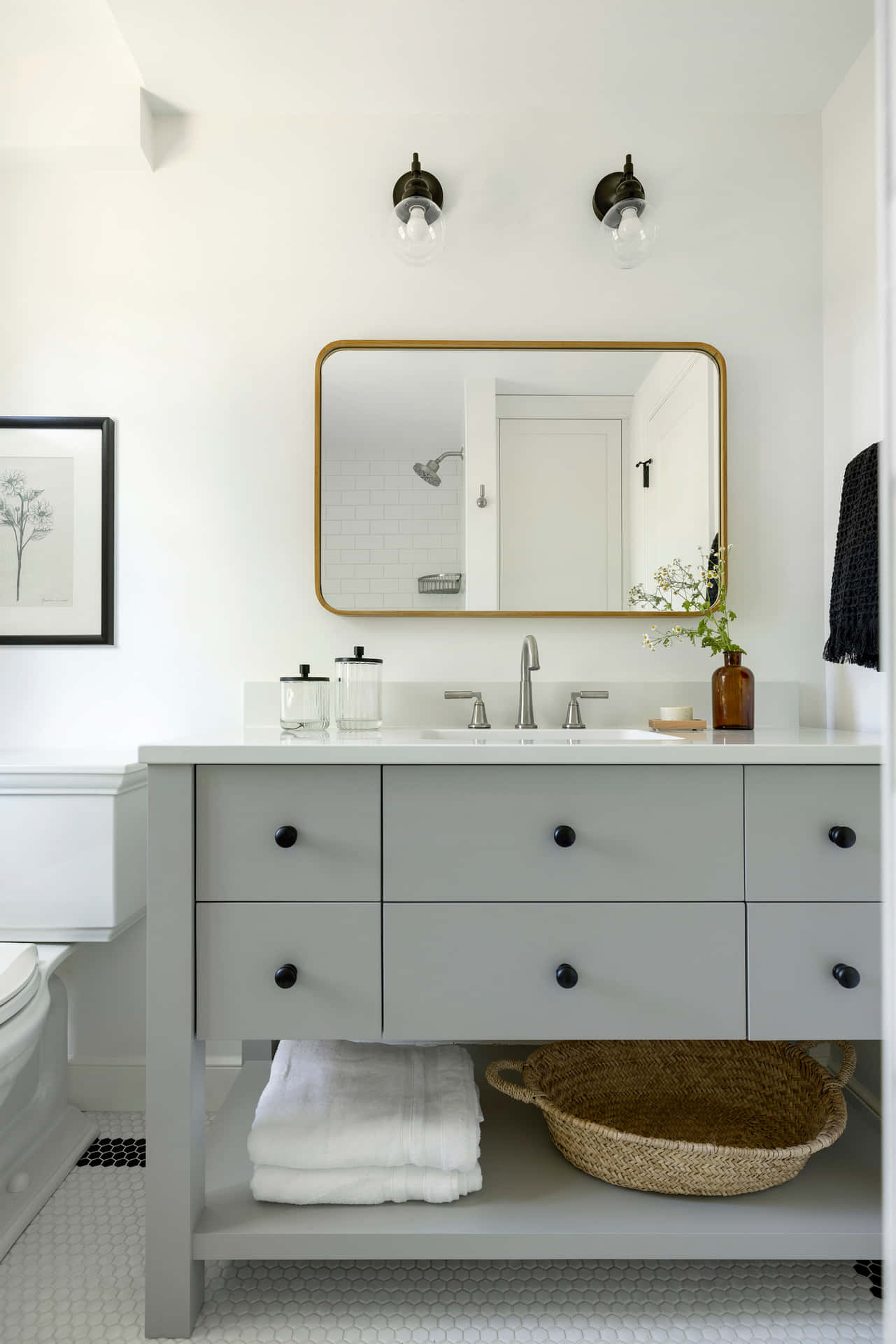 Simple Elegance in a Black&White Bathroom