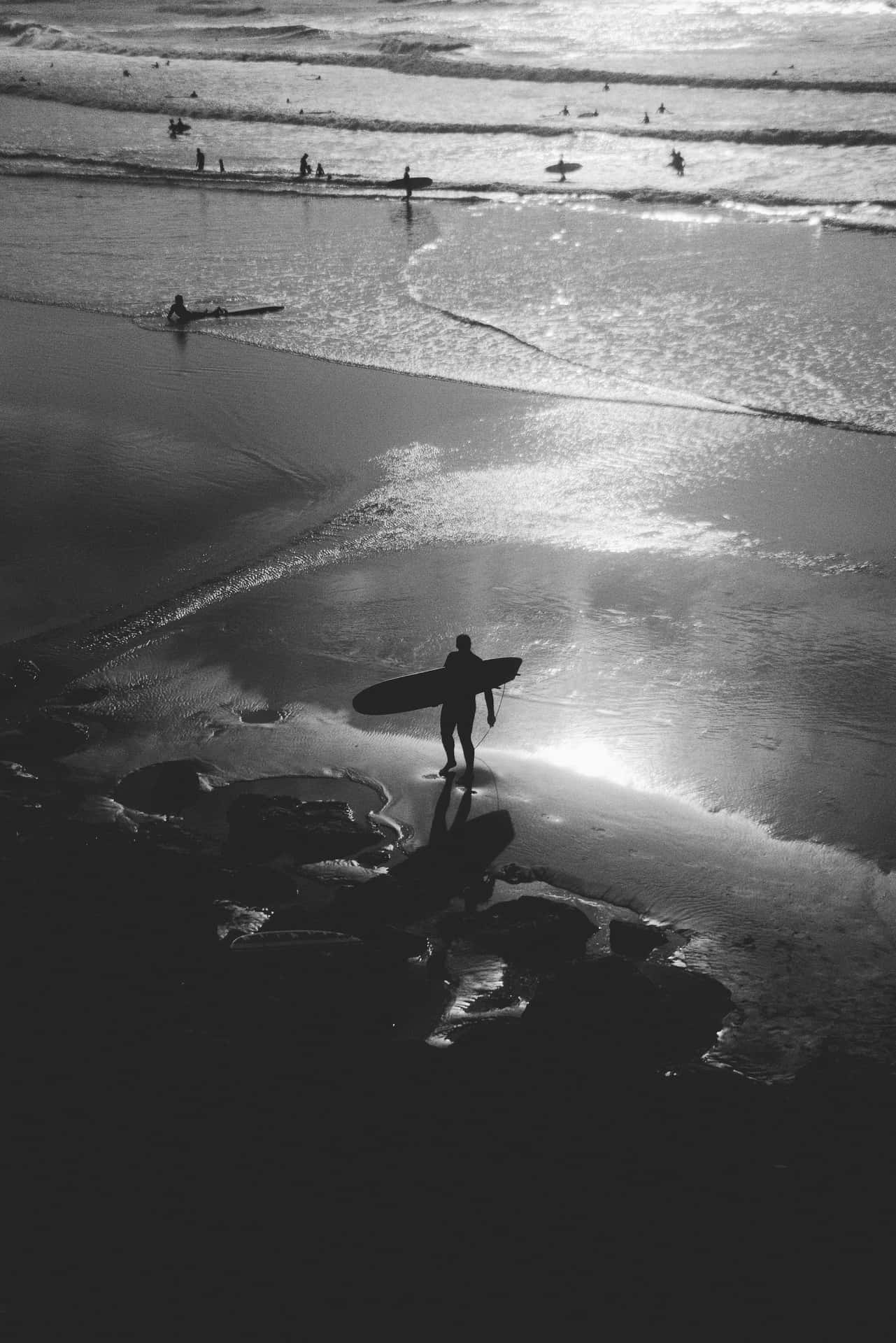 Black and White Serene Beach View Wallpaper