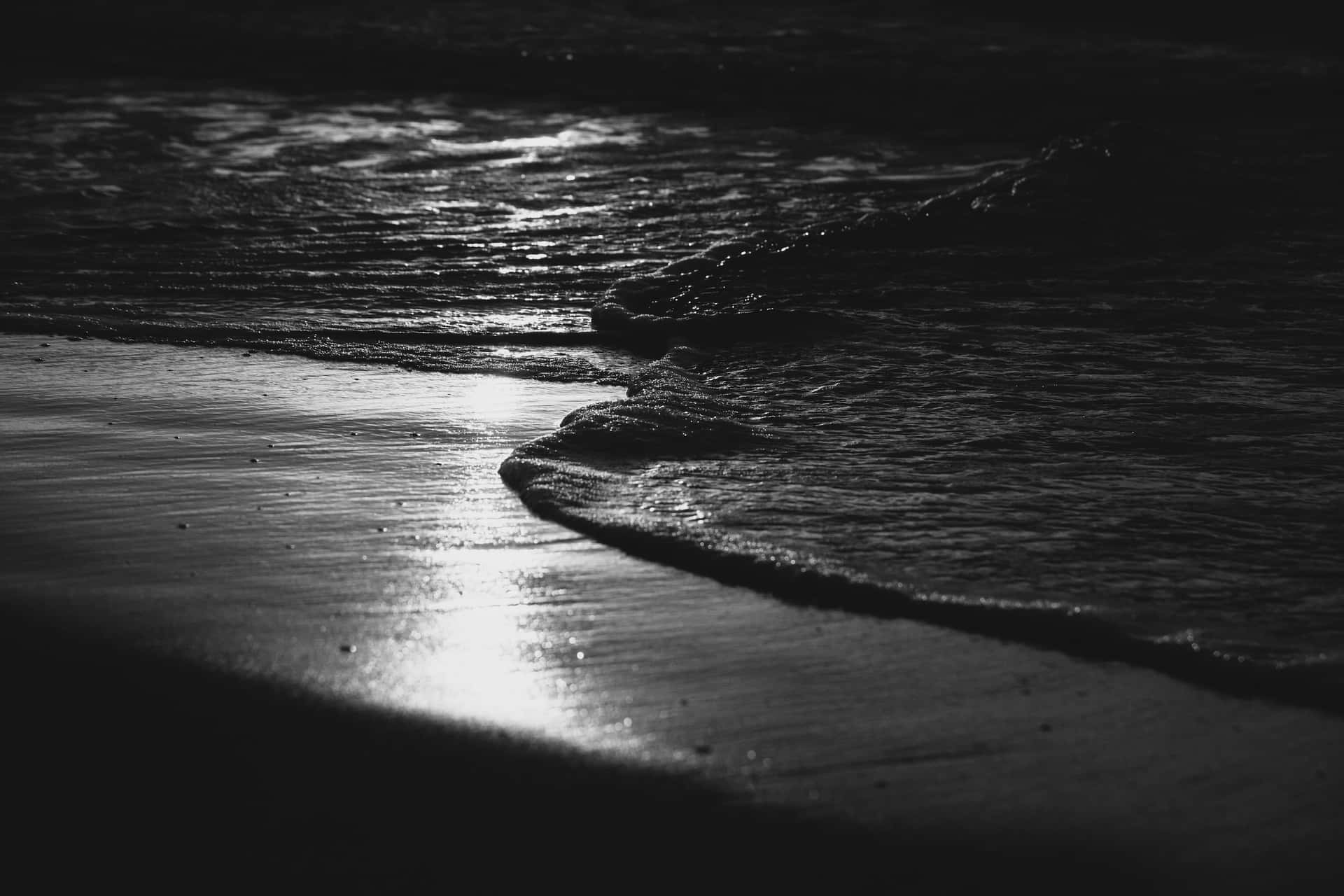 Black and white beach landscape with waves Wallpaper