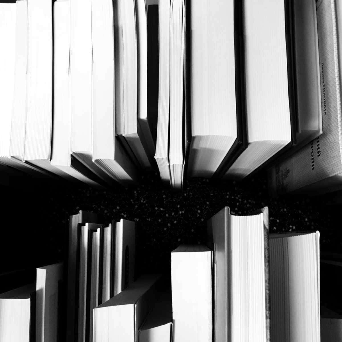 Close-up black and white photo of an open book Wallpaper