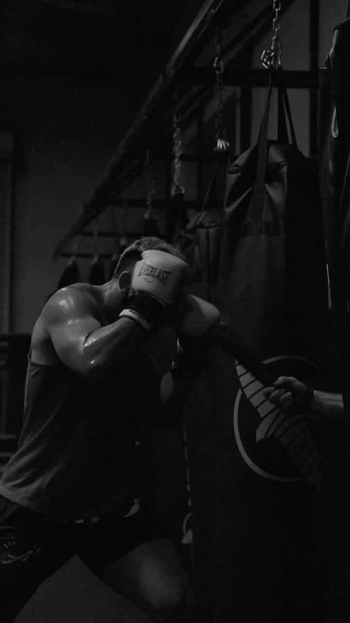 Sort og Hvid Brad Tavares Boxning Foto Tapet Wallpaper