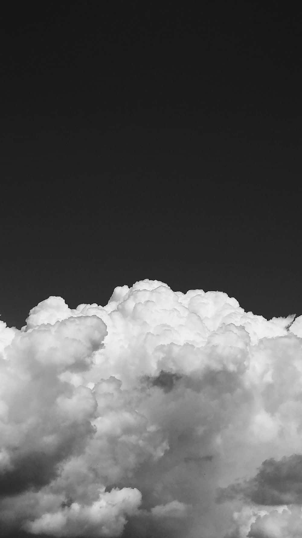 Cielosombrío Con Nubes En Blanco Y Negro Fondo de pantalla