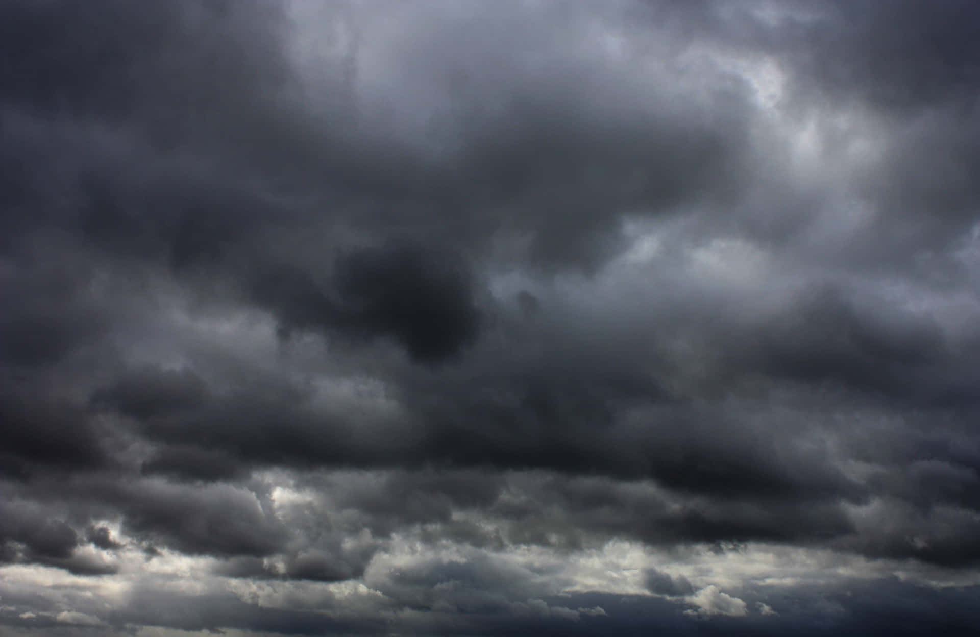 Oscuroy Claro: Una Perspectiva Contrastante De Una Nube Esponjosa Fondo de pantalla