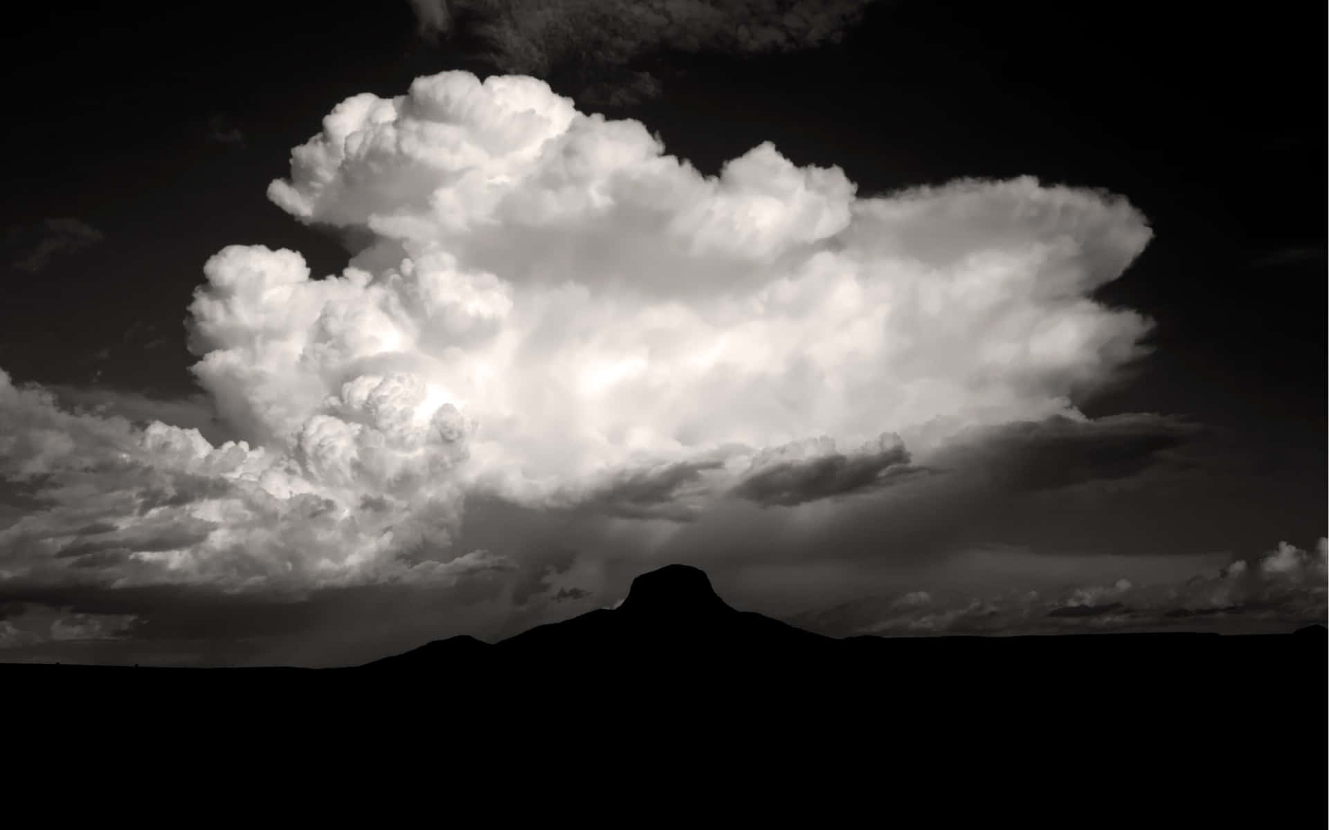 Formaciónmasiva De Nubes En Blanco Y Negro Fondo de pantalla