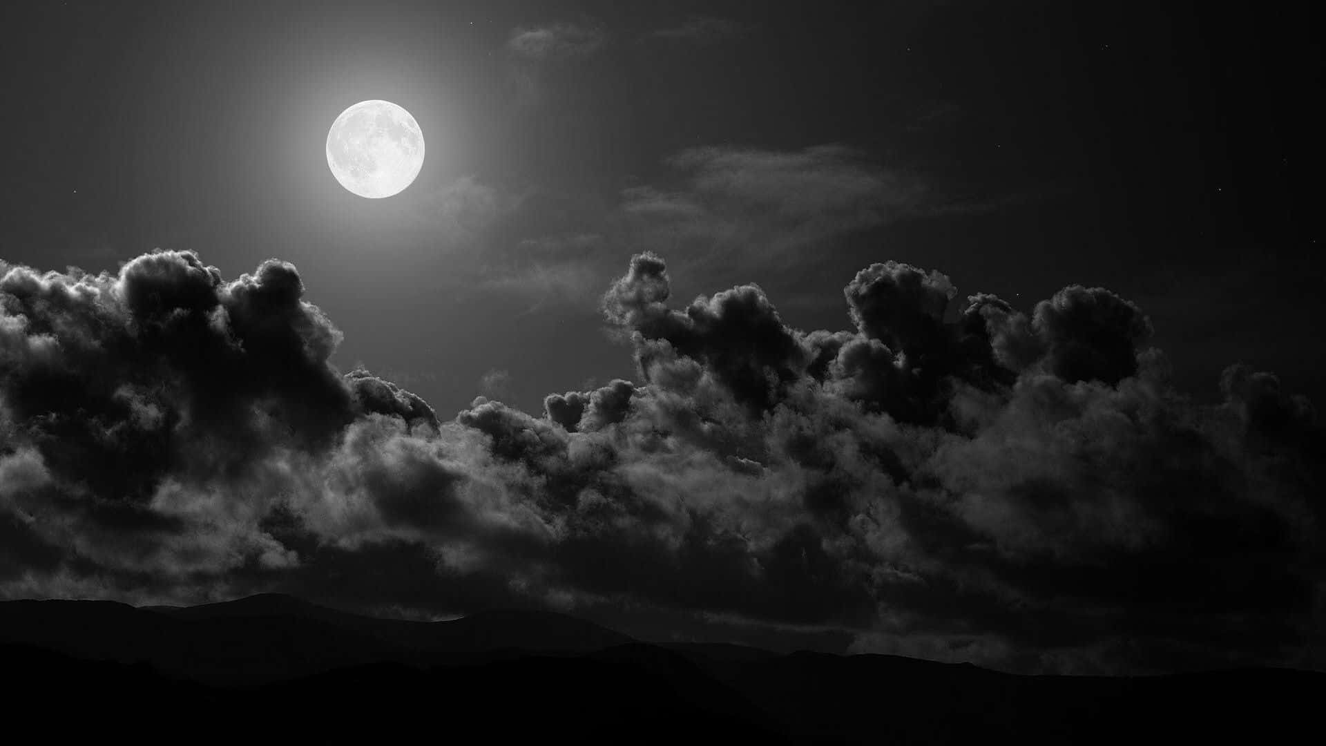 Nuvempreta E Branca Com Lua Cheia. Papel de Parede