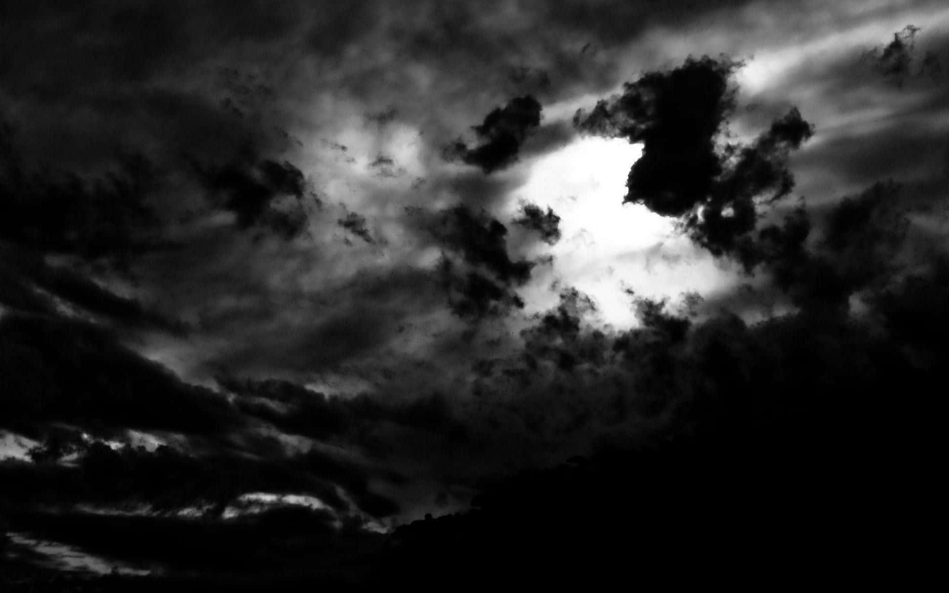 Schwarzeund Weiße Wolke Mit Schimmerndem Licht. Wallpaper