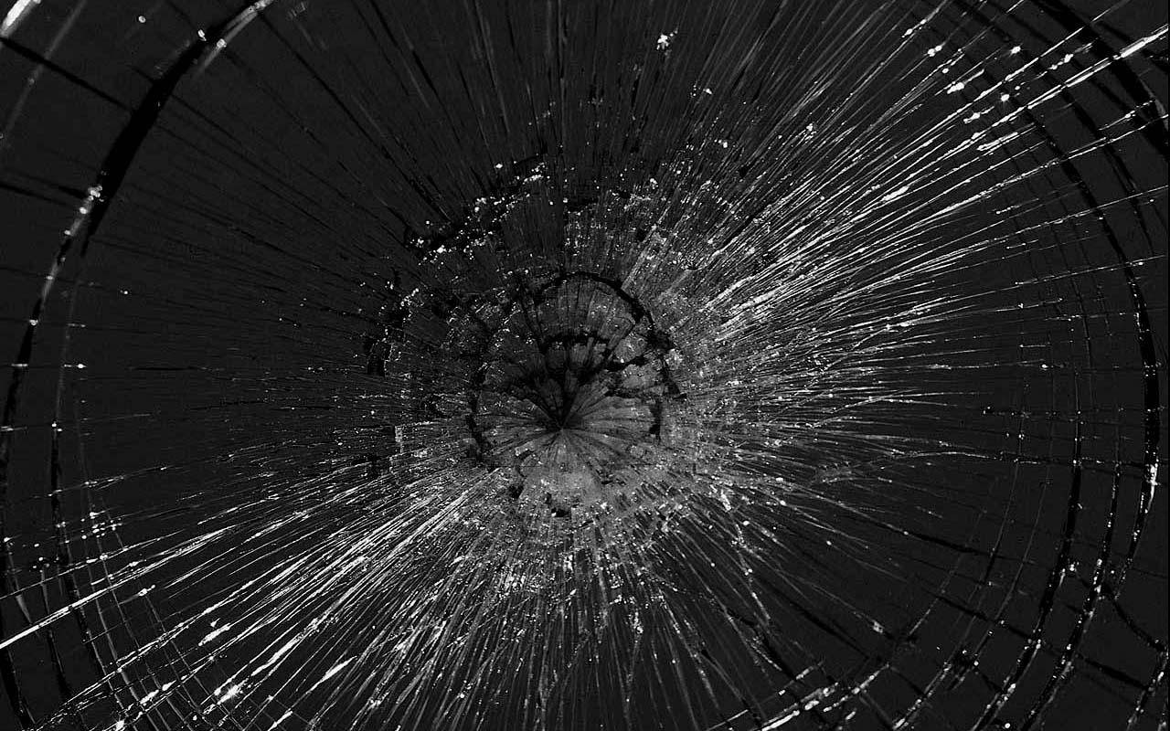 Black And White Cracked Screen Wallpaper
