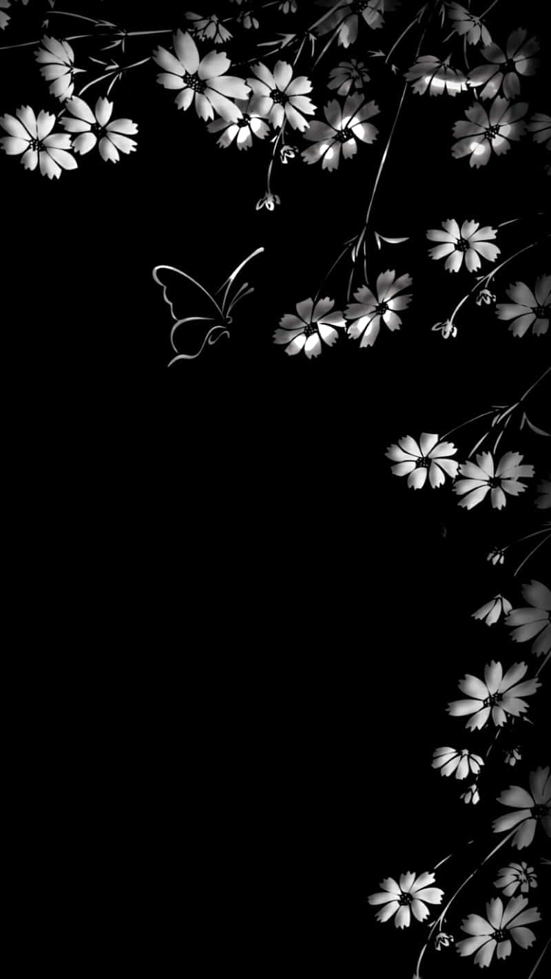 En sort og hvid foto af blomster og en sommerfugl mod en beige baggrund. Wallpaper
