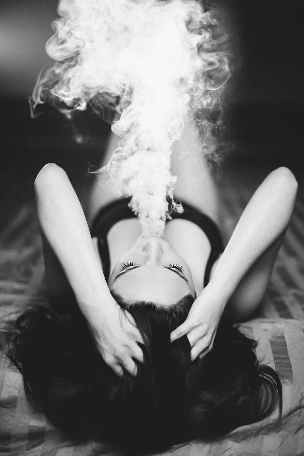 Schwarzweißes Mädchen Raucht Im Bett. Wallpaper