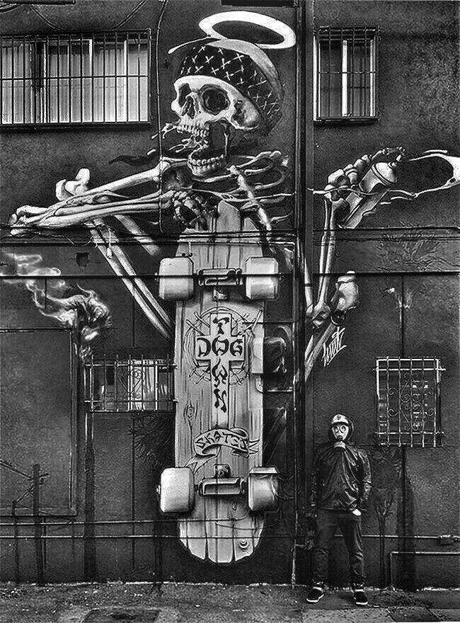 Esqueletode Graffiti En Blanco Y Negro Montando En Monopatín. Fondo de pantalla