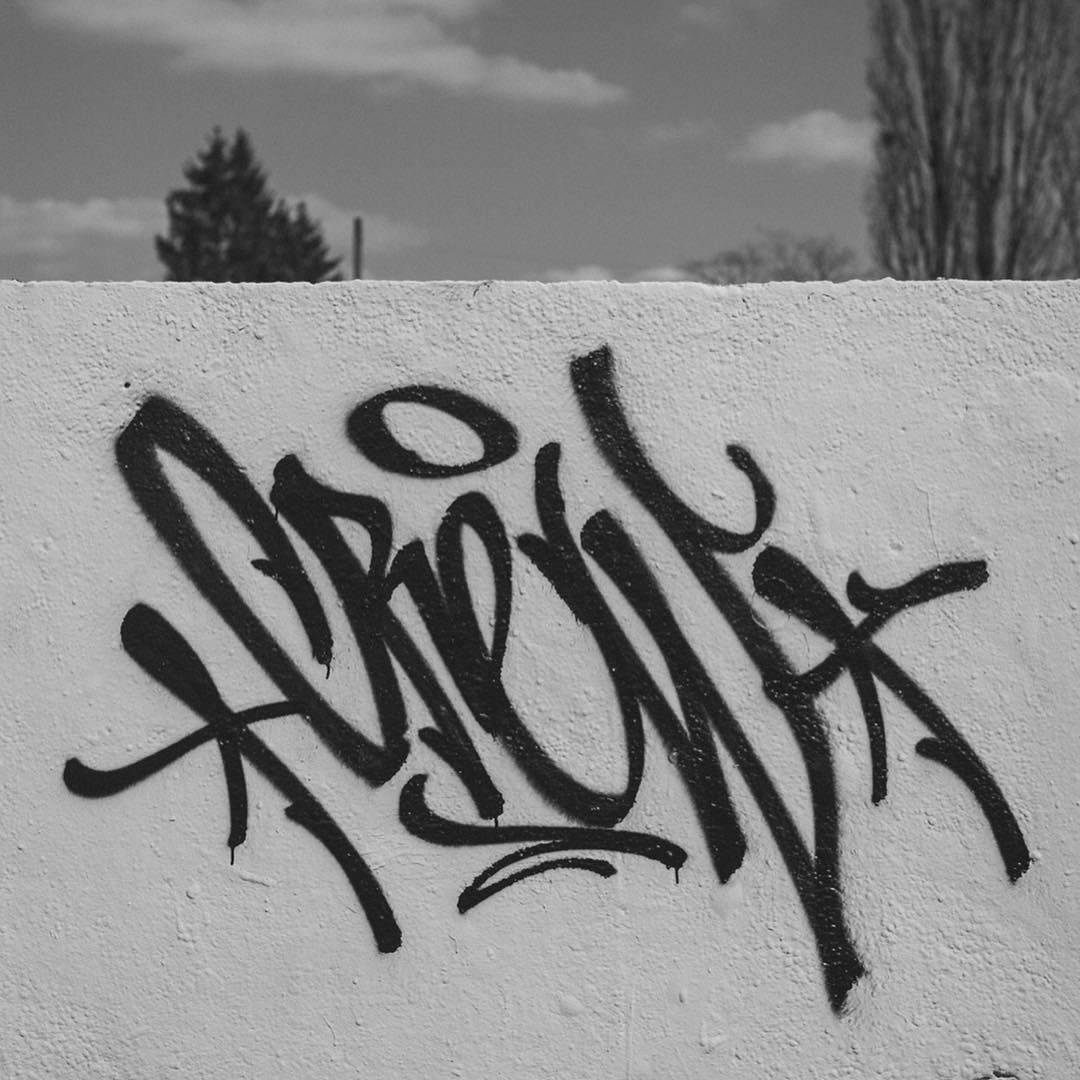 Graffitien Blanco Y Negro En Una Cerca De Pared. Fondo de pantalla