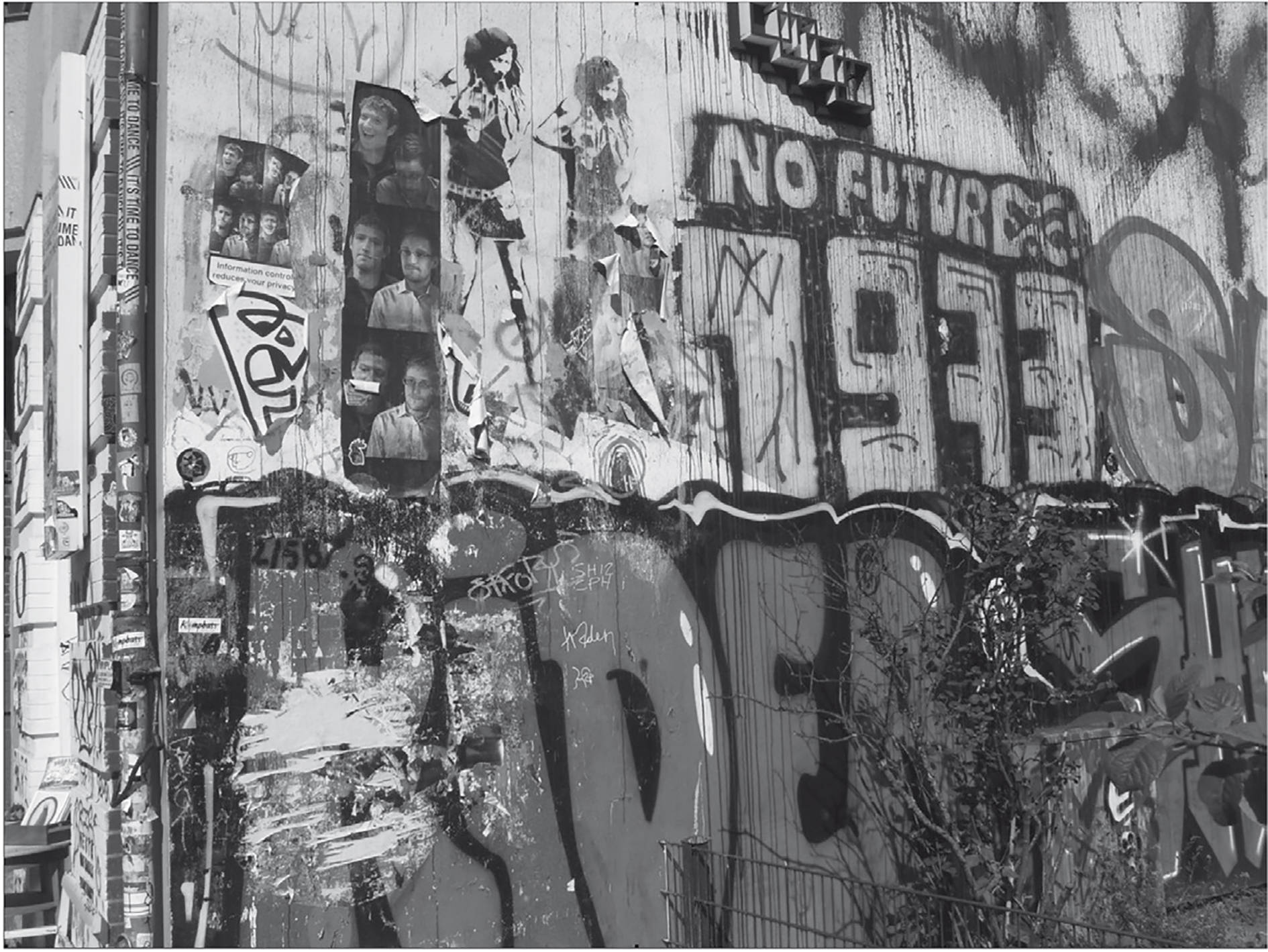 Paredde Grafiti En Blanco Y Negro Con Etiquetas. Fondo de pantalla
