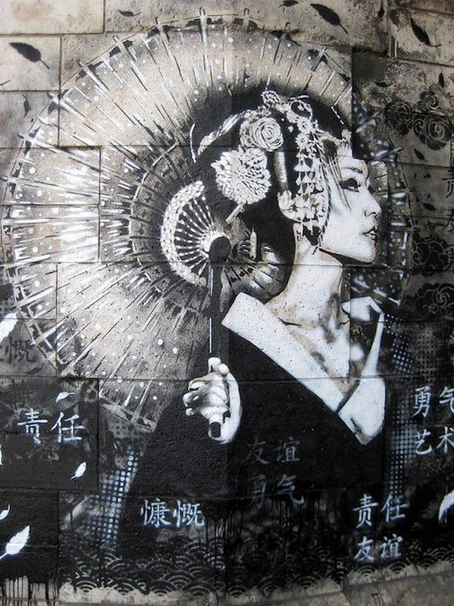 Mujerde Grafiti En Blanco Y Negro Con Kimono Fondo de pantalla
