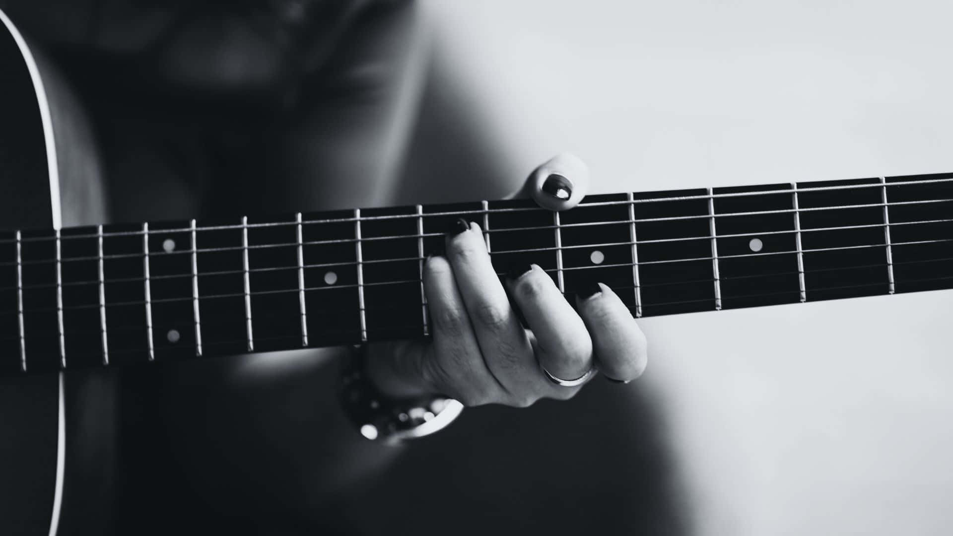 Unaimpactante Guitarra En Blanco Y Negro En Exhibición. Fondo de pantalla