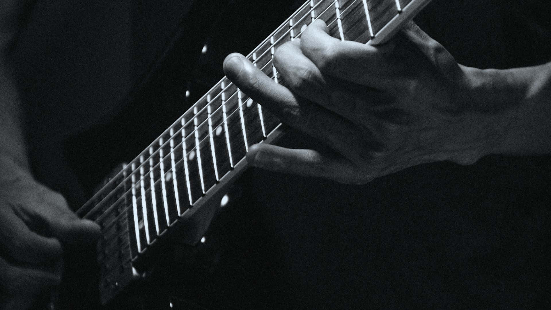 Guitarraen Blanco Y Negro Sobre Un Fondo En Escala De Grises. Fondo de pantalla