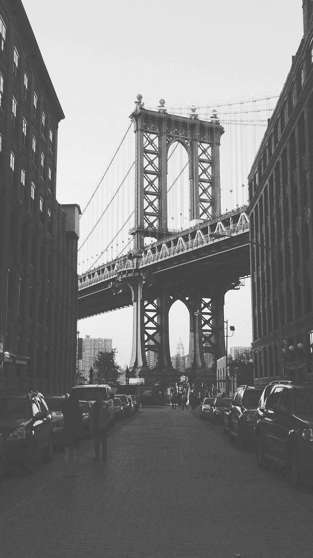 Iphoneen Blanco Y Negro Con El Puente De Manhattan. Fondo de pantalla
