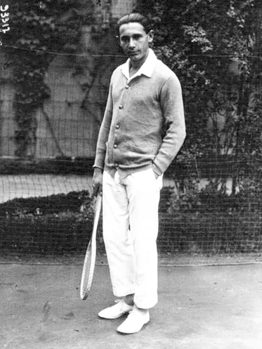 Schwarzweiß Jean Borotra – Tennisspieler In Aktion. Wallpaper
