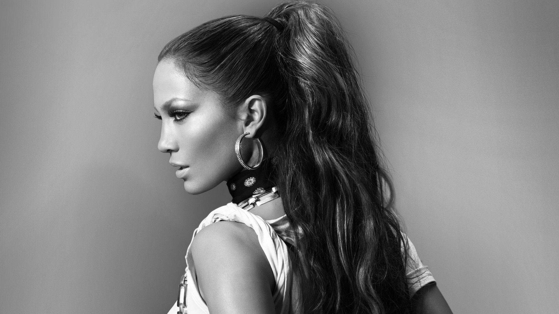 Jennifer Lopez in black and white Wallpaper