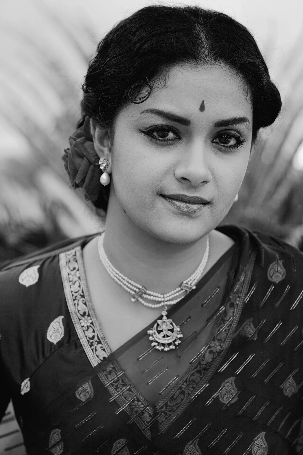 Saree Keerthi Suresh In Bianco E Nero Sfondo