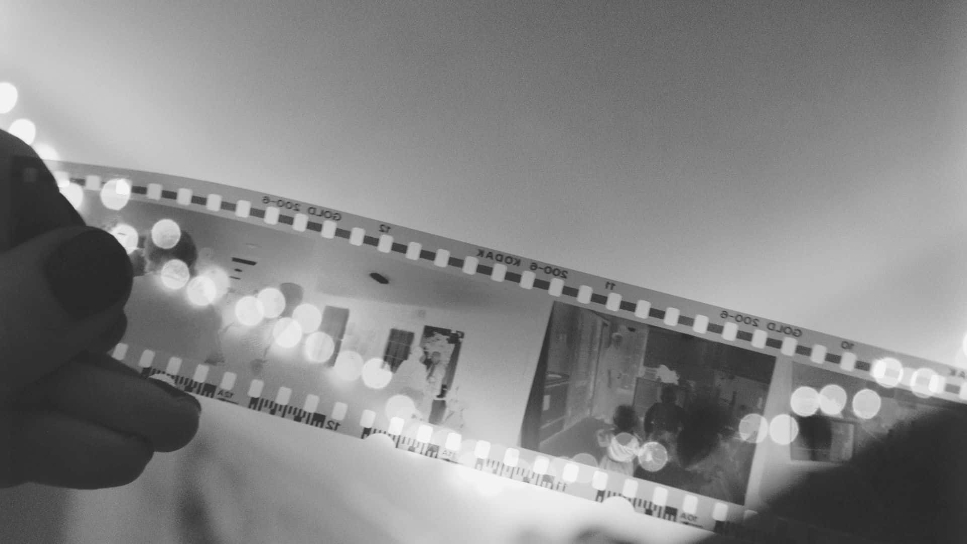 Escenaclásica De Una Película En Blanco Y Negro Con Una Pareja Abrazada Románticamente Fondo de pantalla
