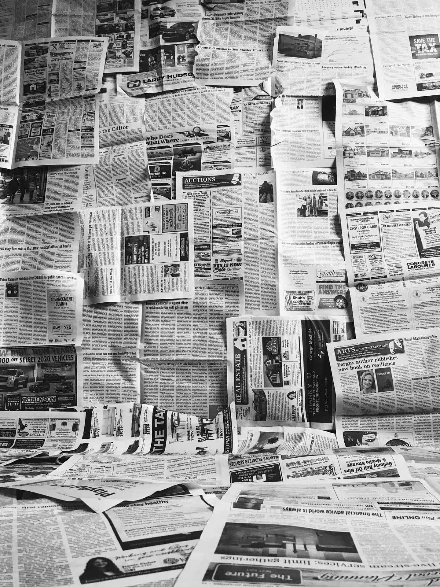 Vintage black and white newspaper stacks Wallpaper