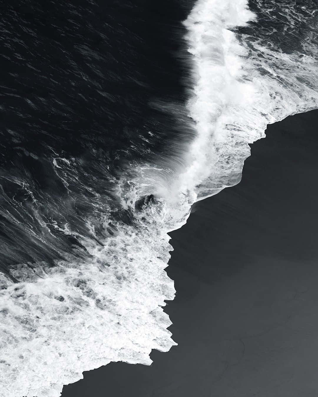 Black and white ocean waves crashing Wallpaper