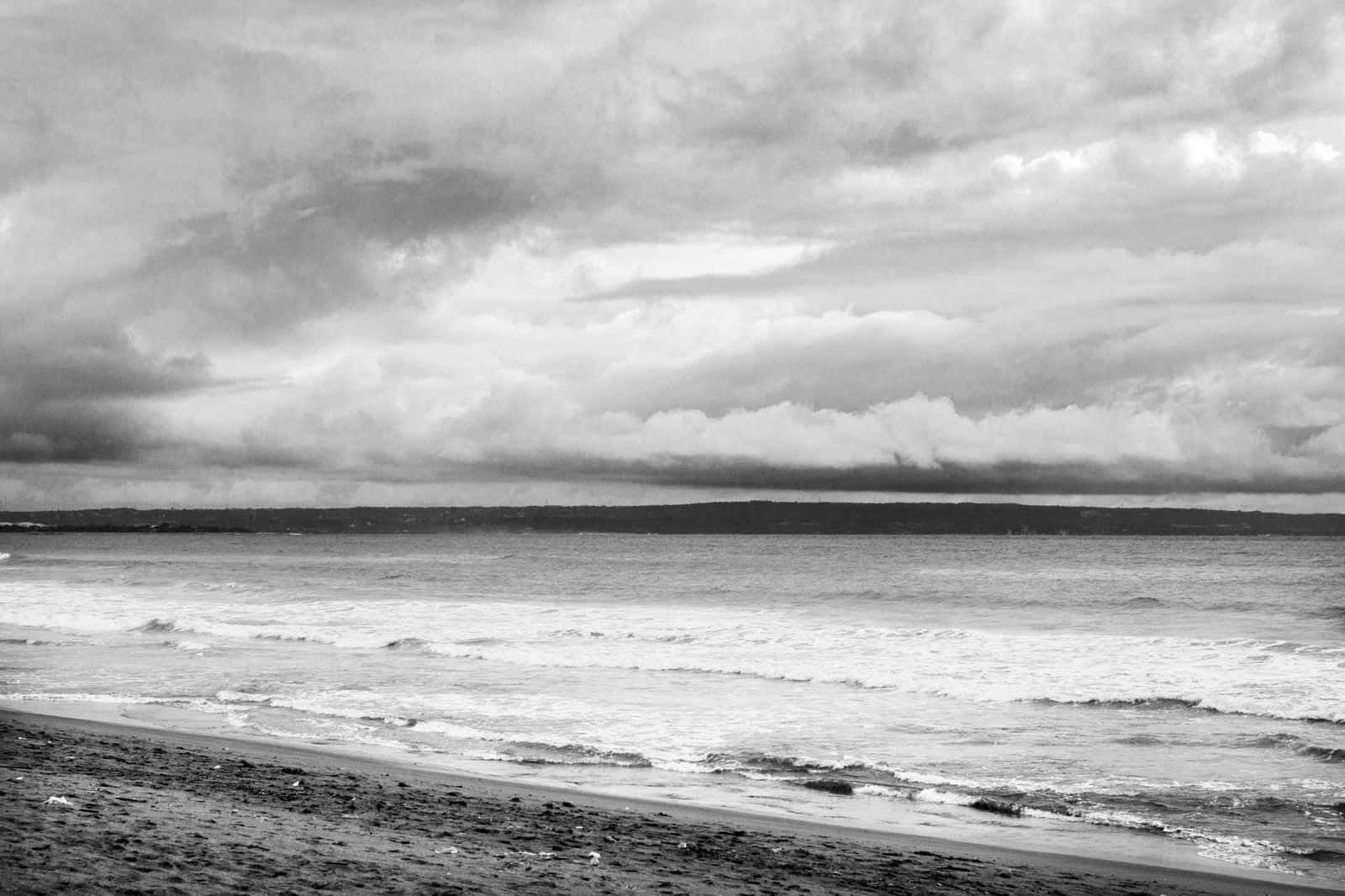 Majestuosasolas Del Océano En Blanco Y Negro. Fondo de pantalla
