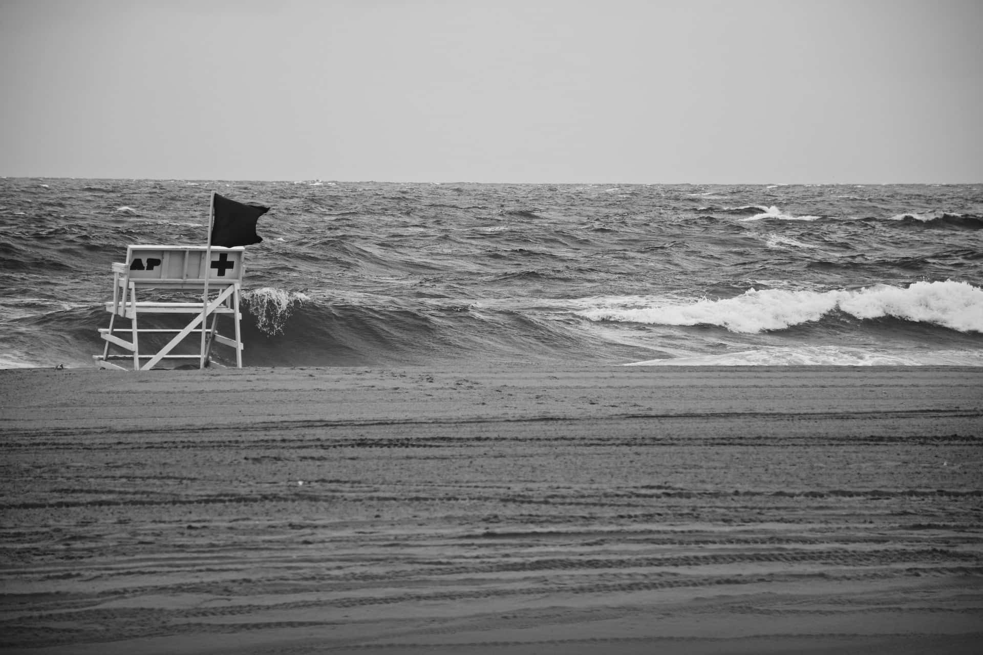 Tranquil black and white ocean scene Wallpaper