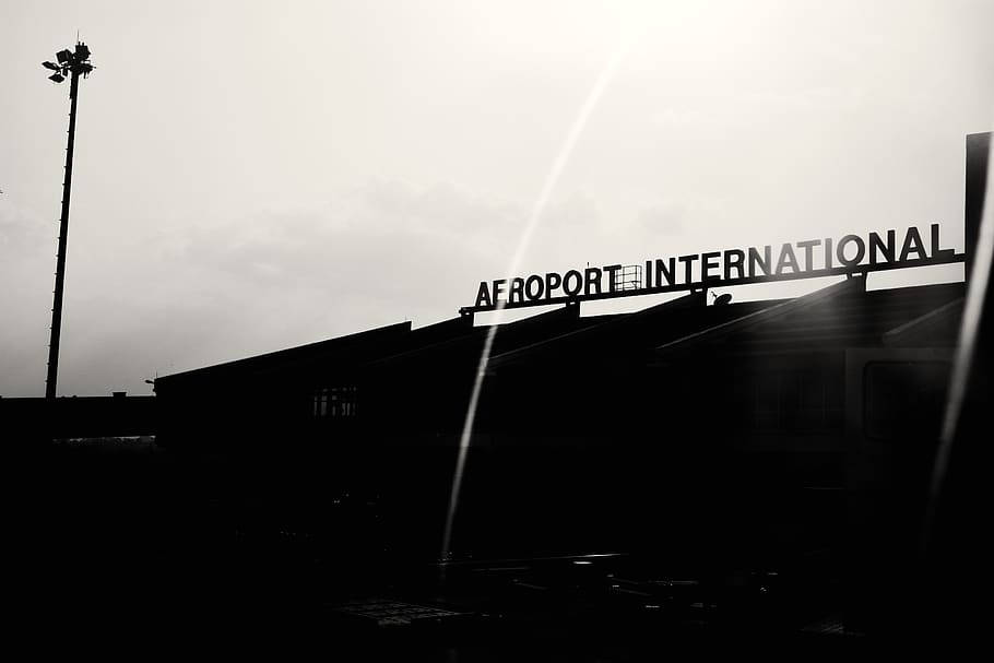 Fotoen Blanco Y Negro Del Aeropuerto Internacional De Camerún Fondo de pantalla