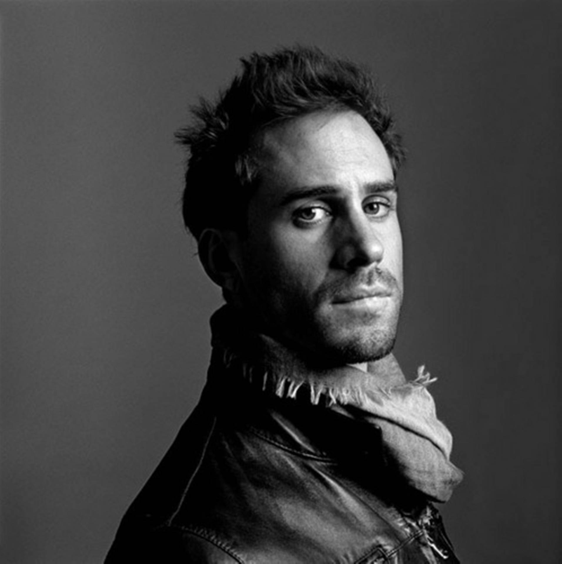 Timeless Elegance - A Black and White portrait of Actor Joseph Fiennes Wallpaper