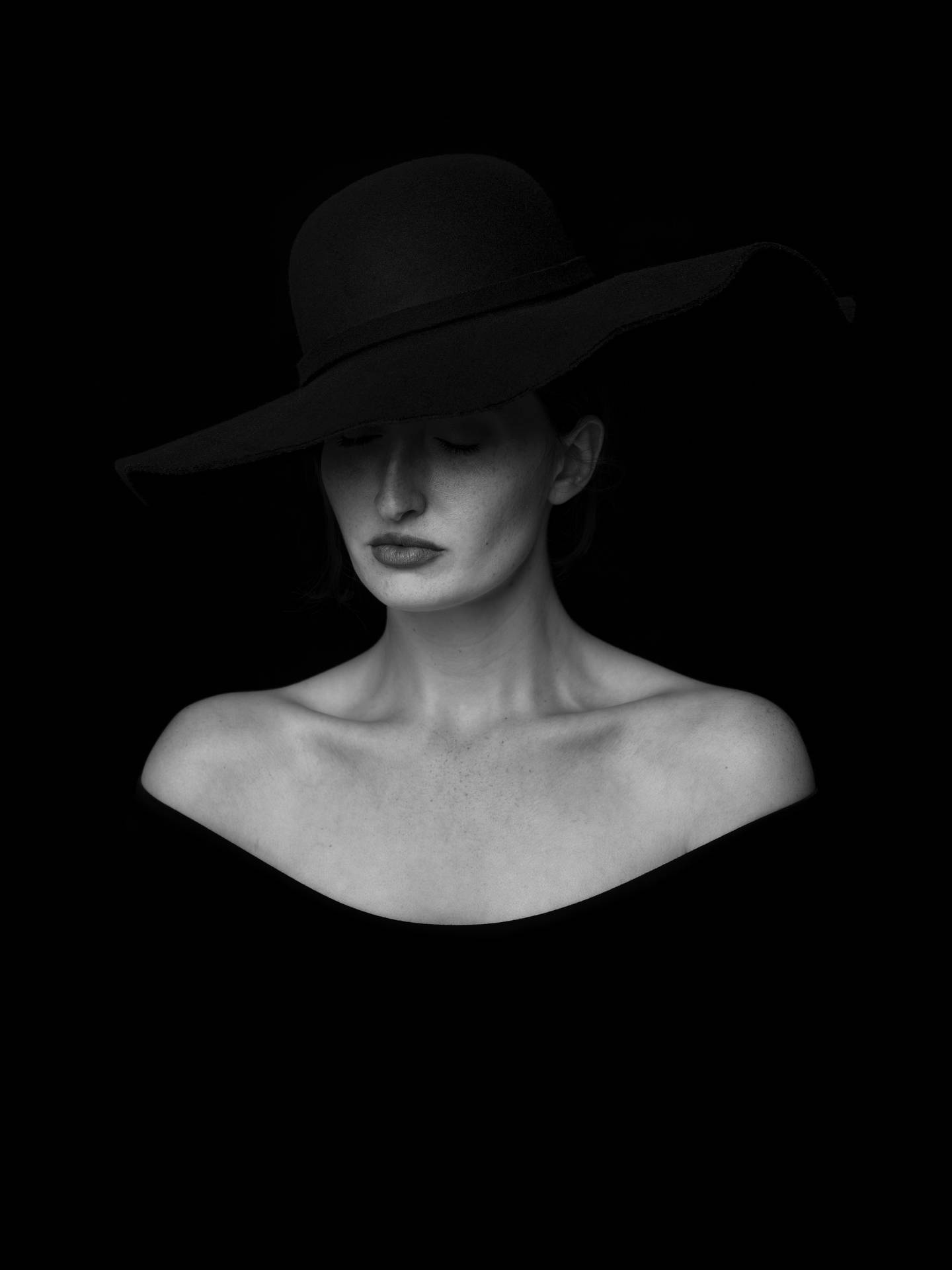 Retratoen Blanco Y Negro De La Elegancia De Una Mujer. Fondo de pantalla