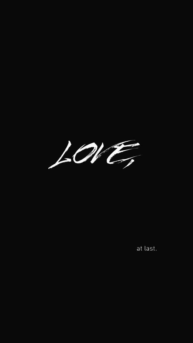 En sort baggrund med ordet kærlighed skrevet i hvid Wallpaper