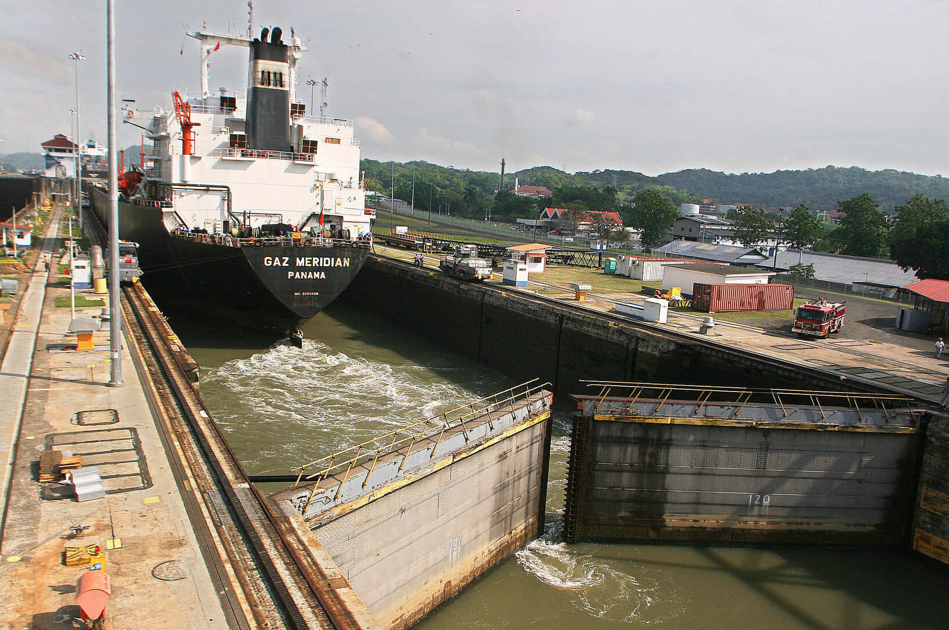 Barcoen Blanco Y Negro Entra En El Canal De Panamá Fondo de pantalla