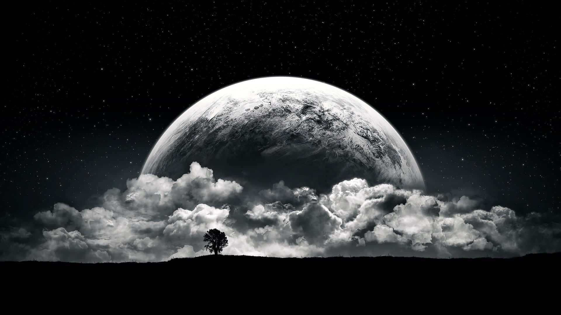 Einmann Steht Auf Einem Hügel Mit Einem Mond Im Hintergrund. Wallpaper