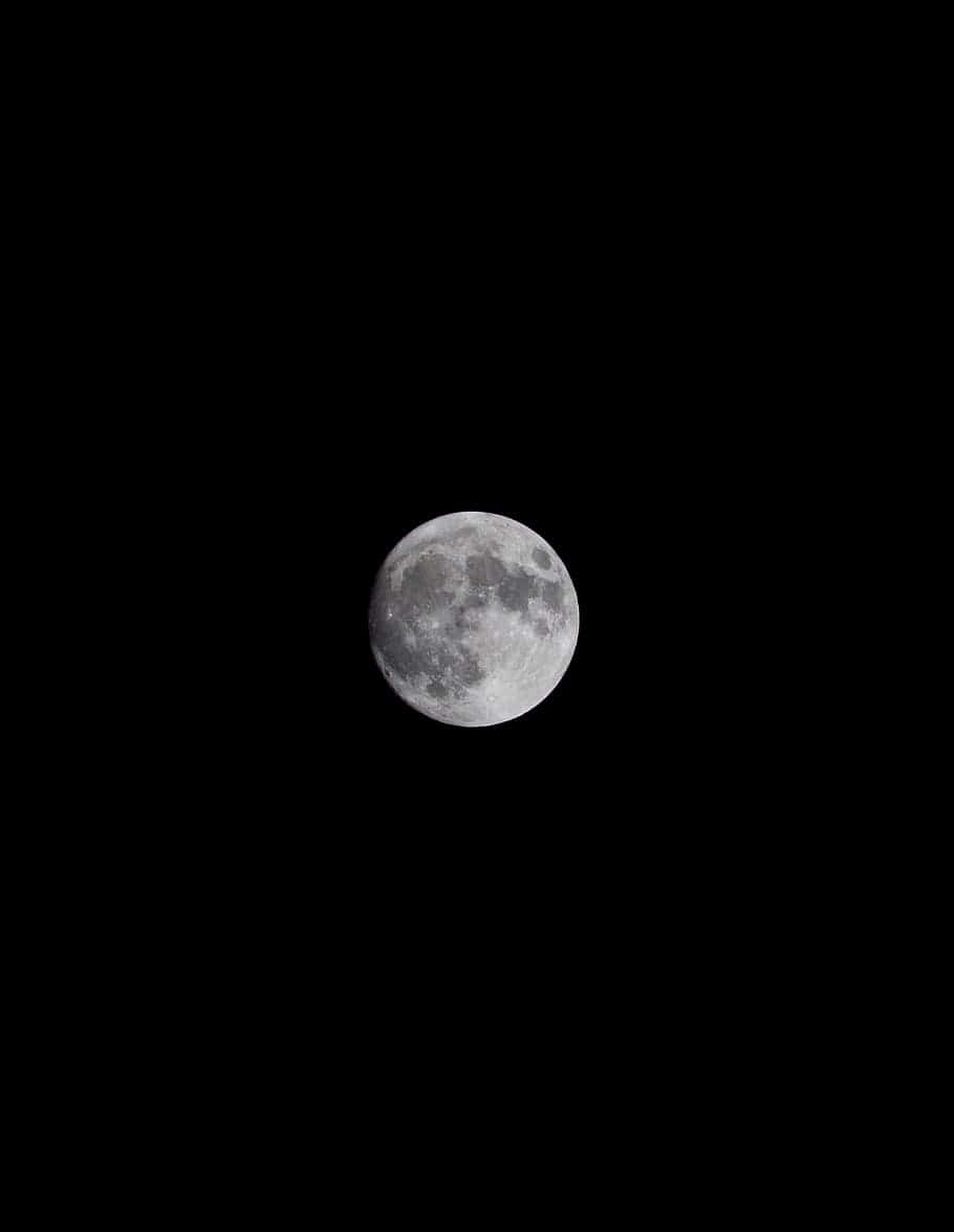 Laluna Se Ve En El Oscuro Cielo. Fondo de pantalla