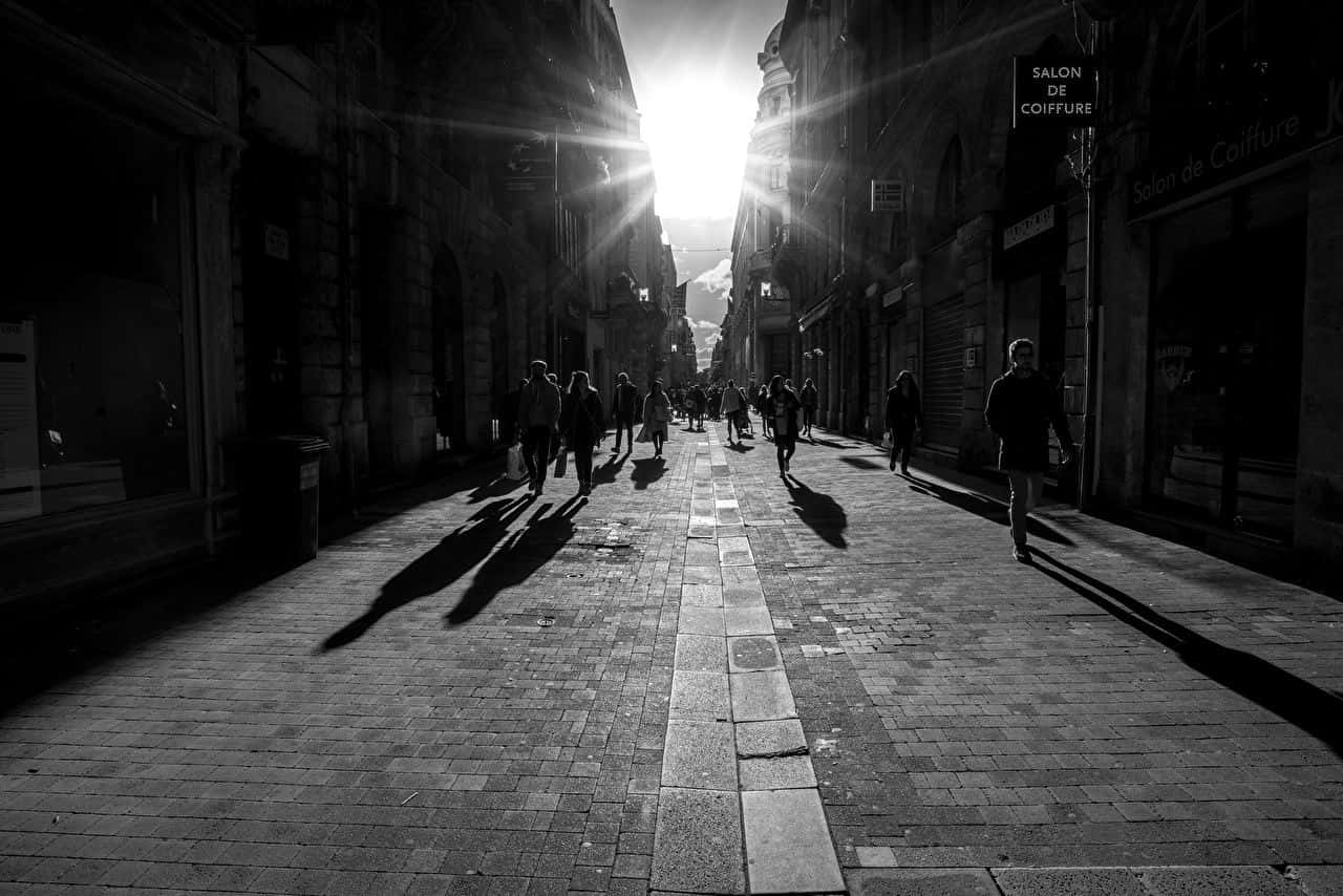 Monochrome urban exploration in a bustling city street Wallpaper