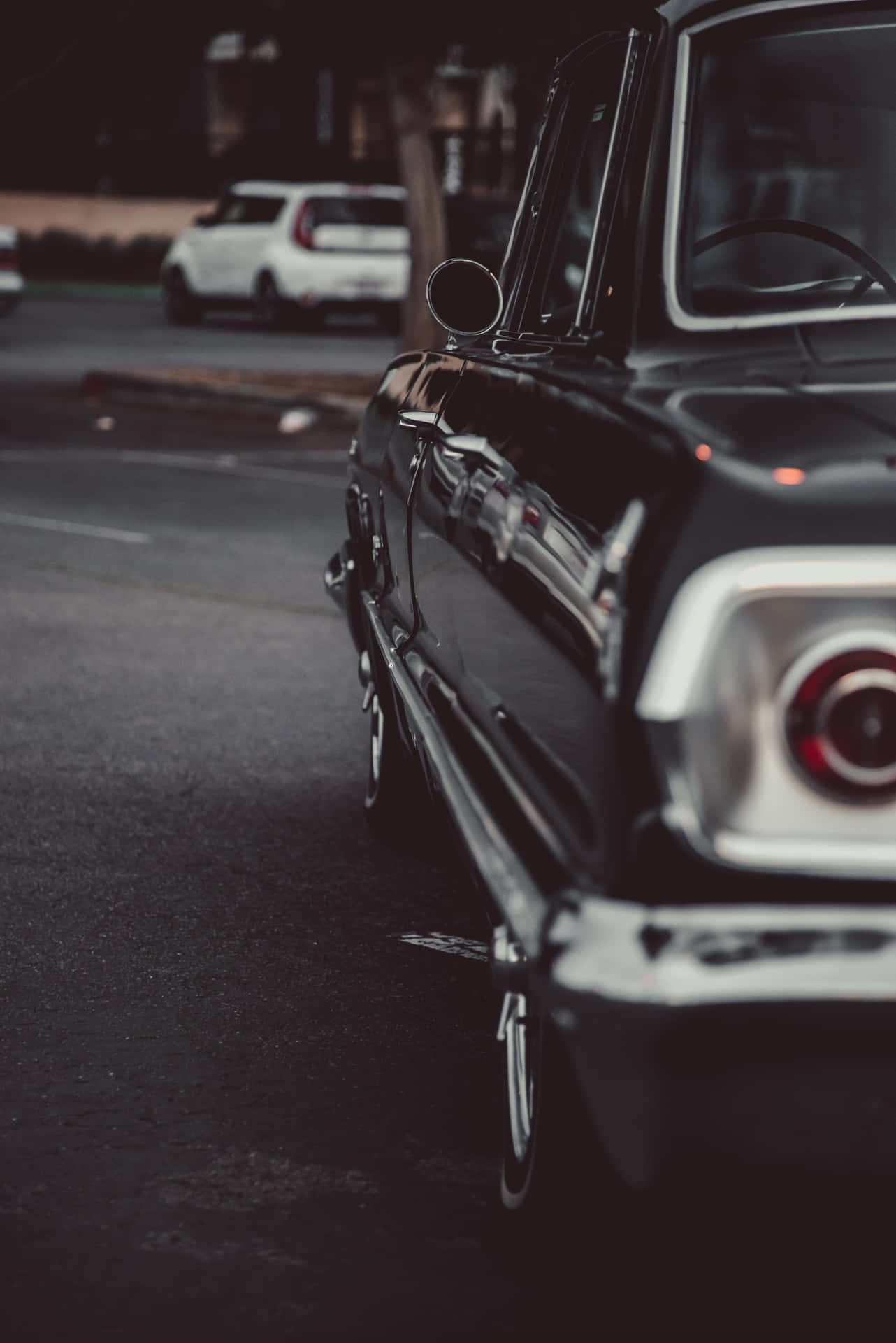 Classic Elegance: A Black and White Vintage Car Wallpaper
