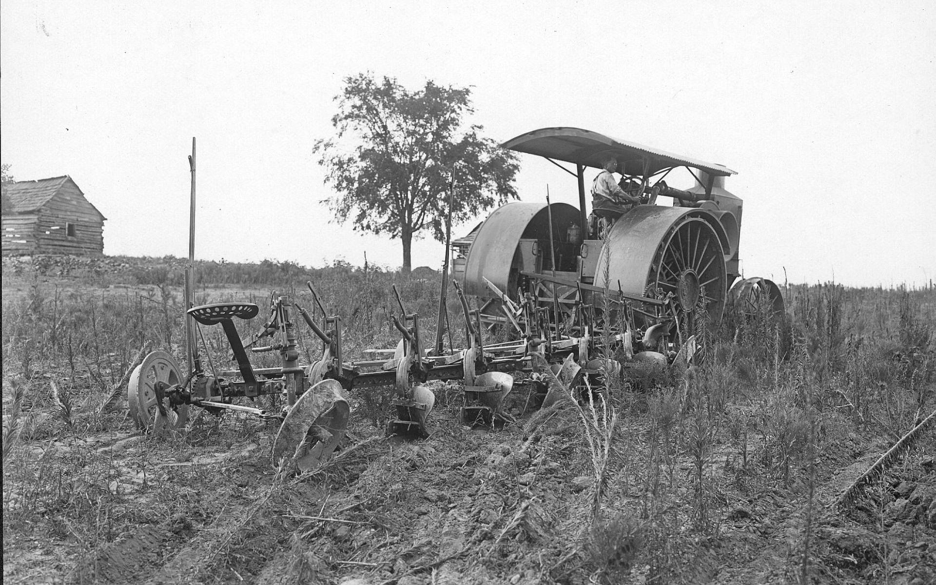Sort-og-hvid vintage traktor på marken Wallpaper