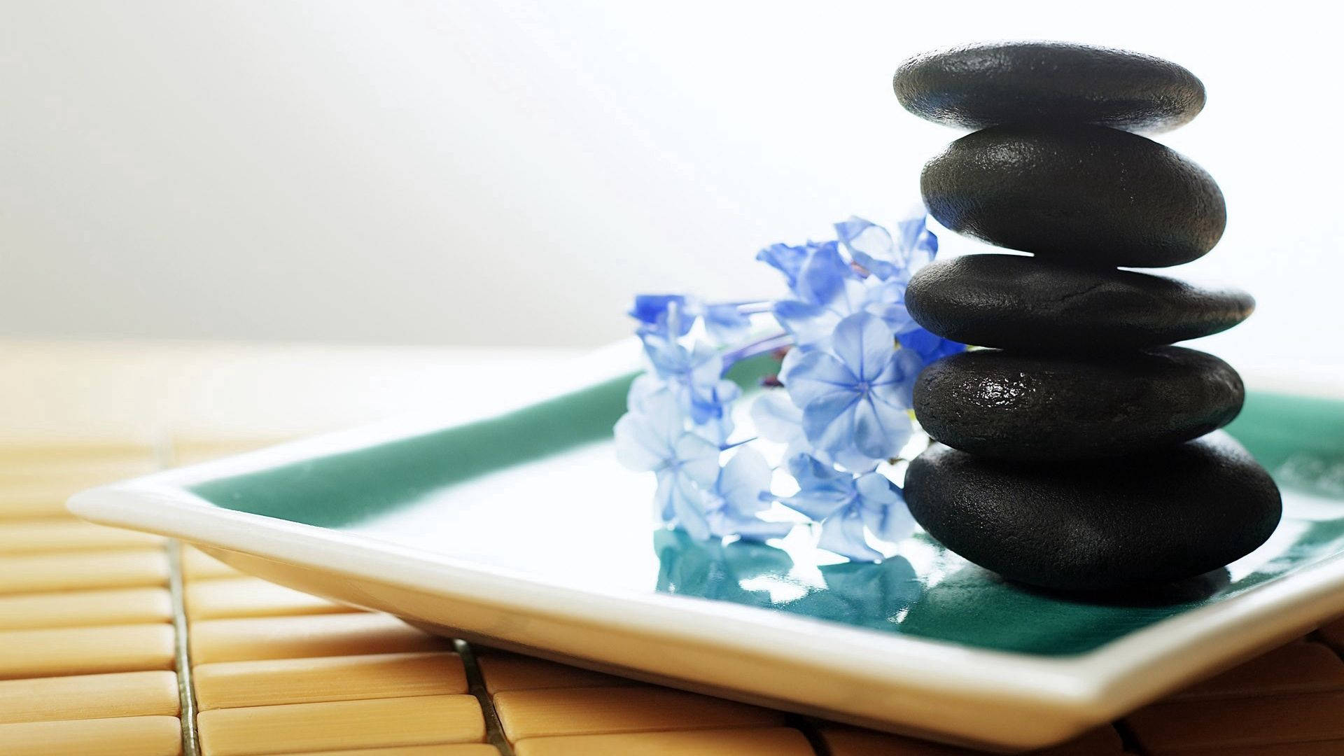 Piedraszen Equilibradas Negras Con Flores Azules Terapéuticas. Fondo de pantalla