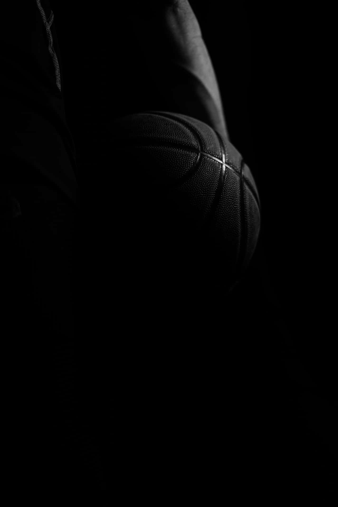 Silhuet af en sort basketballspiller på en gul baggrund. Wallpaper