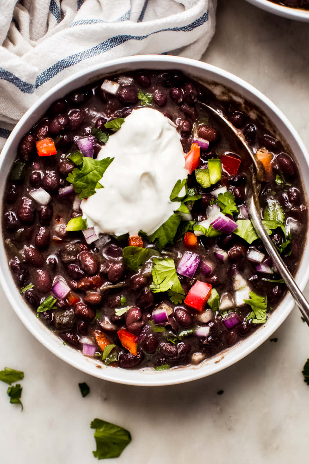 Untazón Humeante Y Sabroso De Sopa De Frijoles Negros. Fondo de pantalla