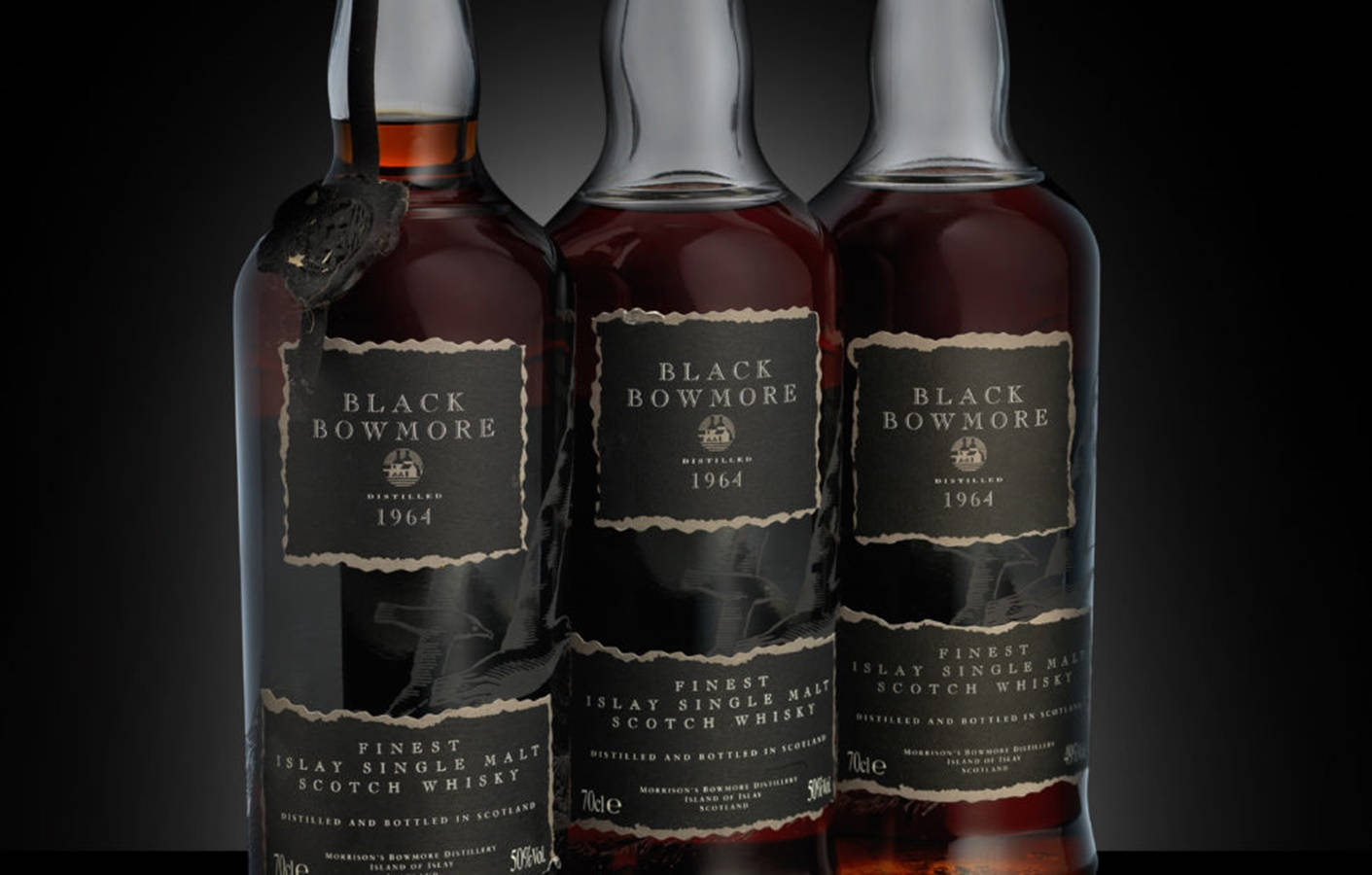 Svartabowmore-flaskor (context: Title Of A Wallpaper Featuring Images Of Black Bowmore Whisky Bottles) Wallpaper