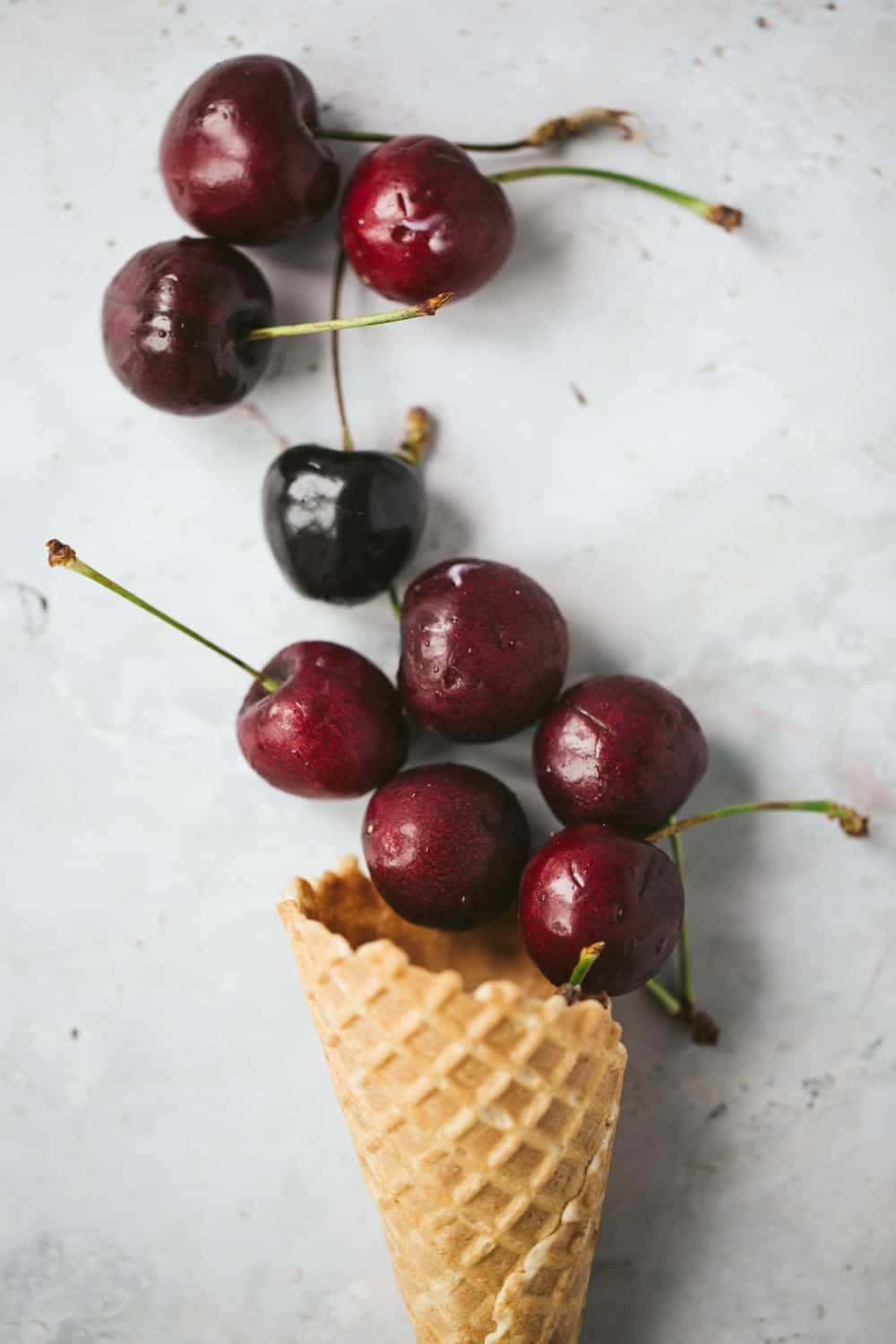 Plump and juicy black cherries, the perfect summertime treat! Wallpaper