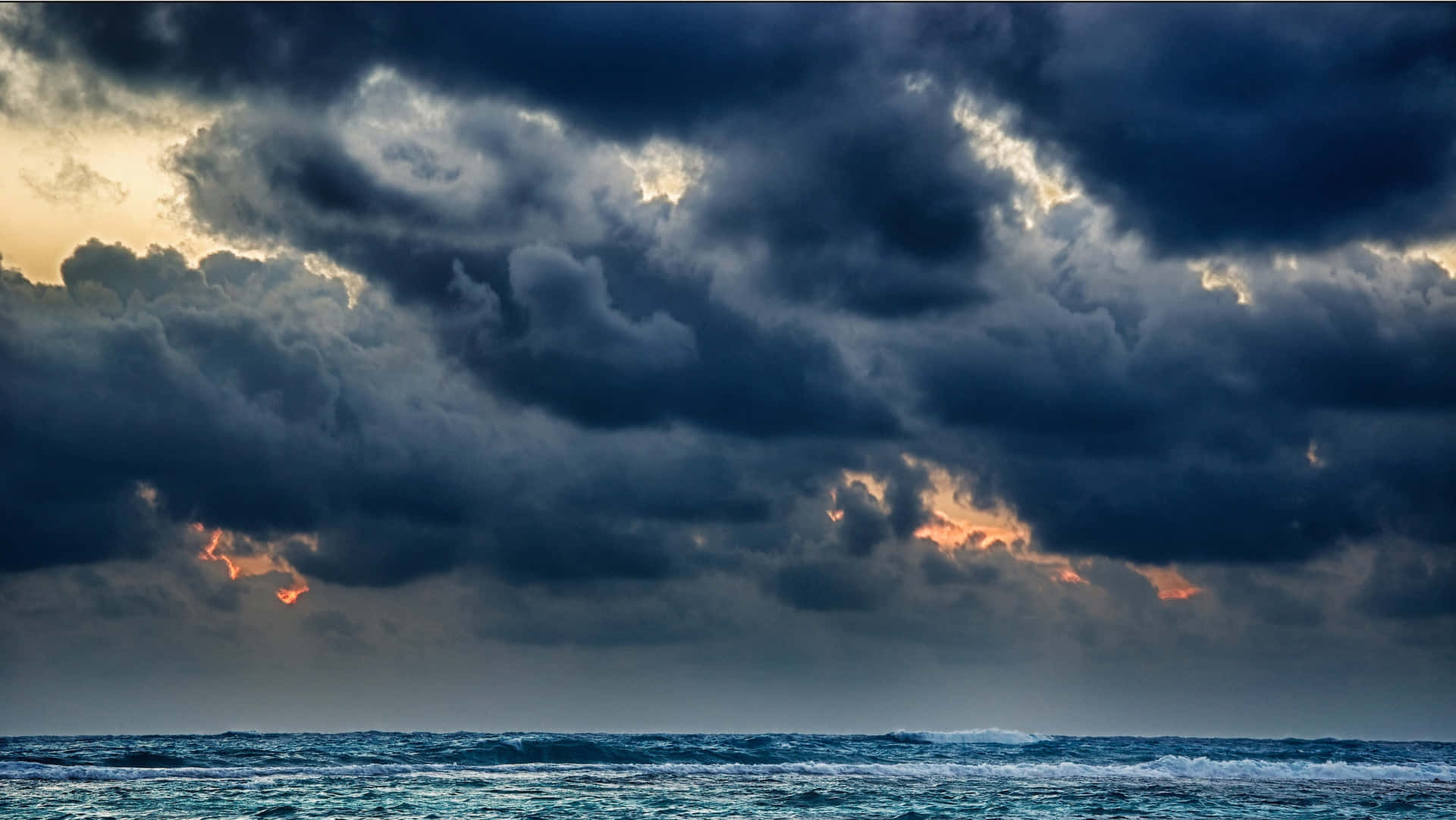 Nubesnegras Sobre El Océano Fondo de pantalla